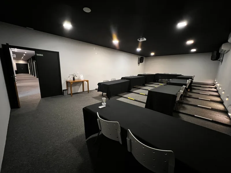 Formato U para aproximar a equipe — Auditório Minions, King Coworking em Campinas