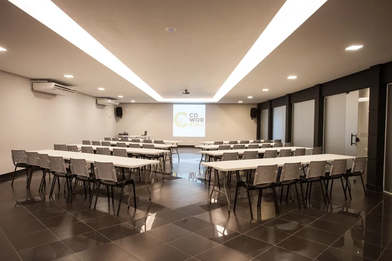Um espaço à altura das suas ideias — Salão Black, King Coworking em Campinas