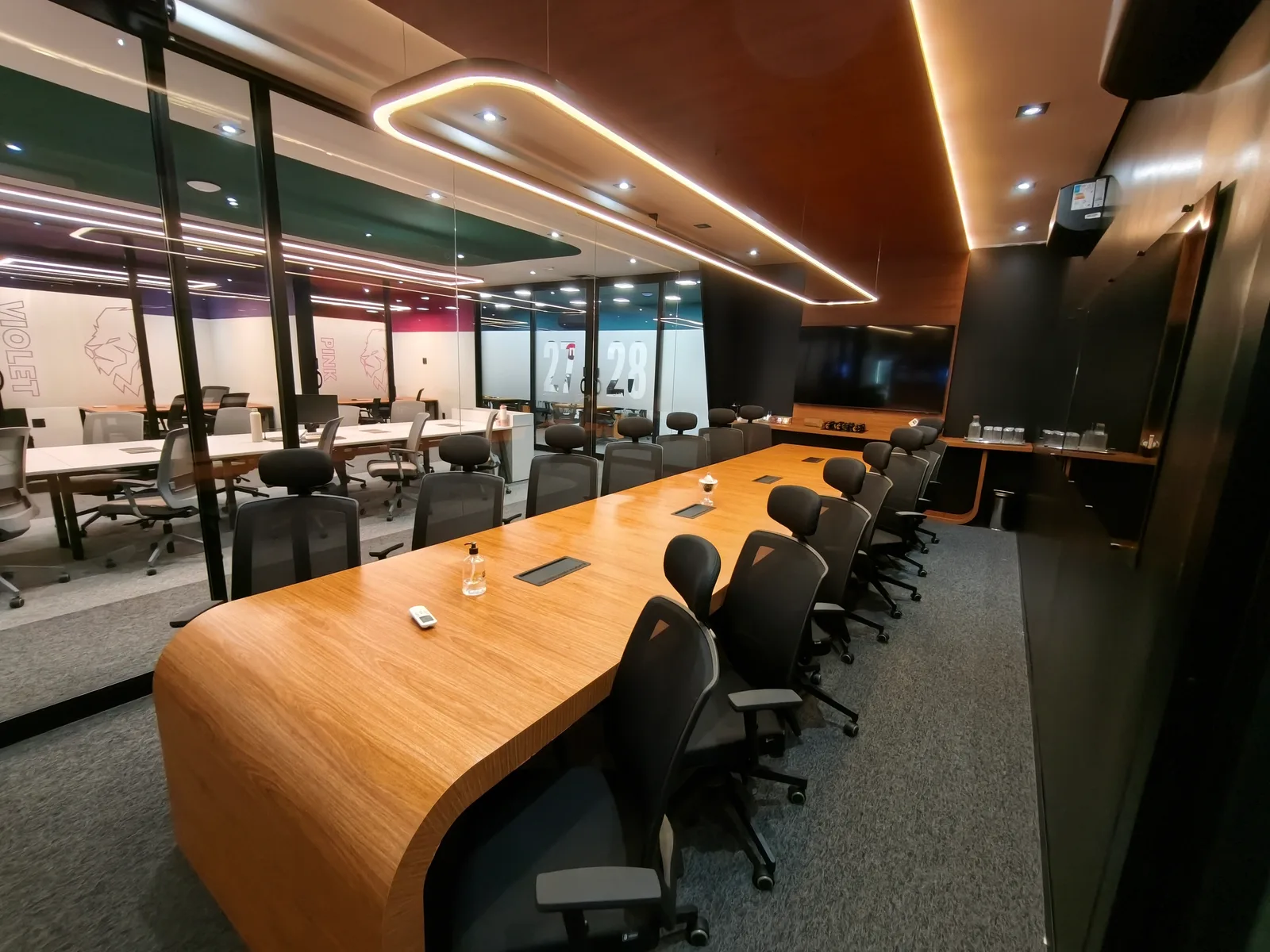 Sala Queen do King Coworking, com mesa ampla, cadeiras ergonômicas e iluminação contemporânea